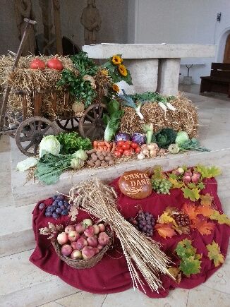 Die Erntegaben vor dem Altar